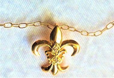 Well detailed golden trefoil on 19" golden chain, a bit of glitter makes this a stand out pendant.